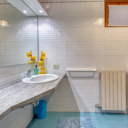 2 Bedroom Gorgeous In Prázdninový dům Stresa