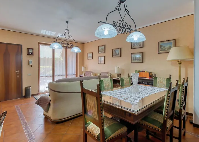 2 Bedroom Gorgeous In Casa de Férias Stresa